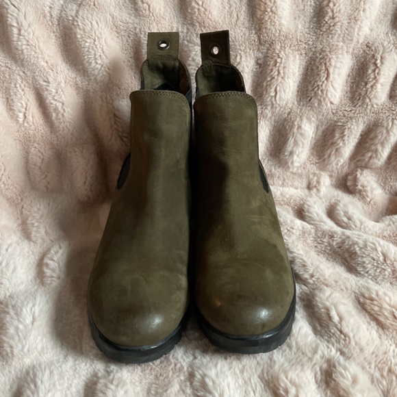 Bueno green Chelsea ankle boots. - Picture 2 of 8